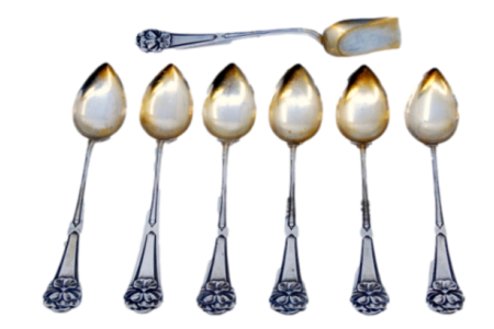 Conjunto de seis colheres de café e pá de açúcar em prata com relevos nos cabos em forma de folhas.